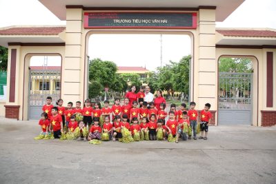 CÁC BÉ 5 TUỔI TRƯỜNG MN VĂN HẢI TRẢI NGHIỆM HOẠT ĐỘNG CHÀO CỜ ĐẦU TUẦN TẠI TRƯỜNG TIỂU HỌC VĂN HẢI